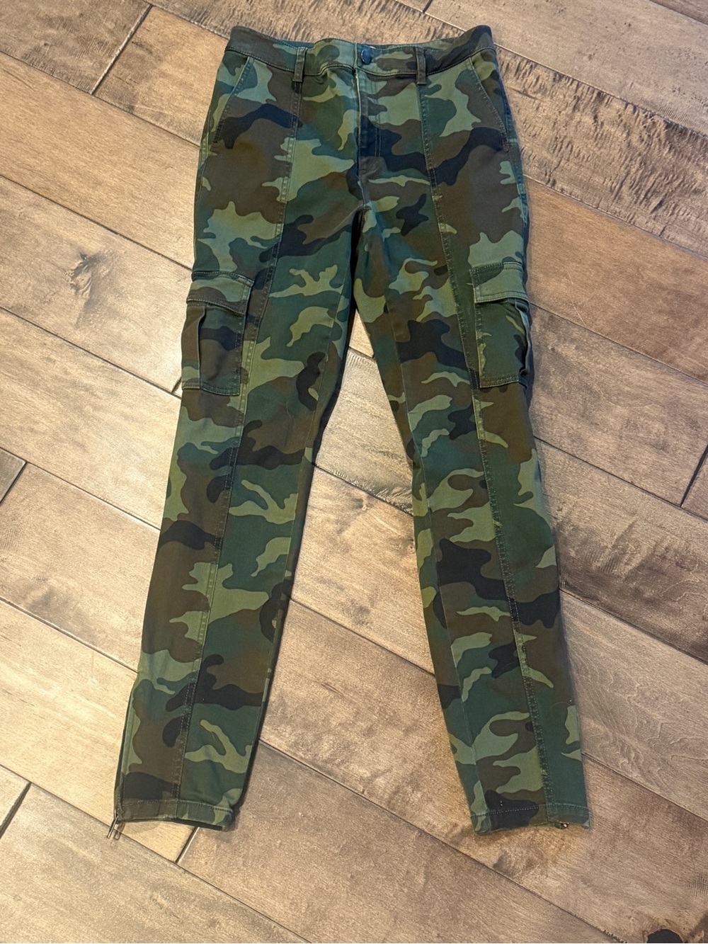Alice + Olivia Size 4 Camouflage Cargo Pants Green Camo Side Zip Ankle